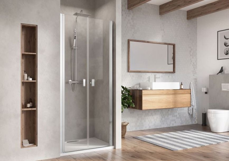 design koupelny se sprchou a světlou keramickou dlažbou